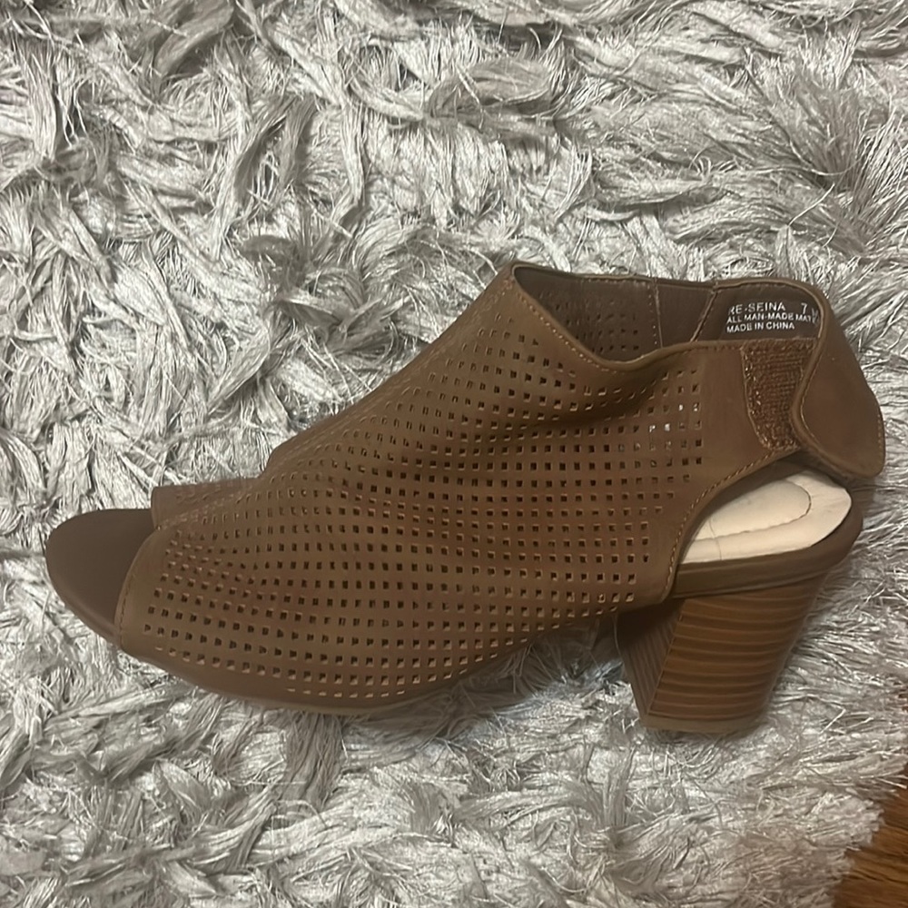 Size 7 relatively tan heels